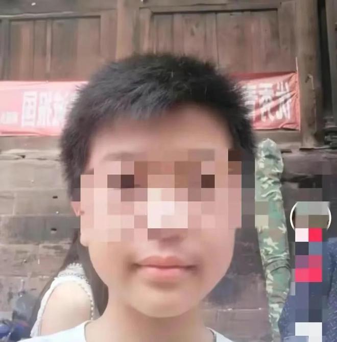 男生被同学持刀杀害家属:课上行凶