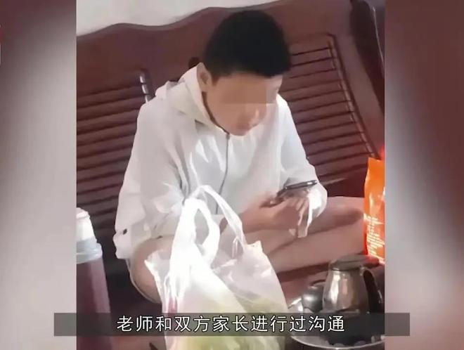 男生被同学持刀杀害家属:课上行凶