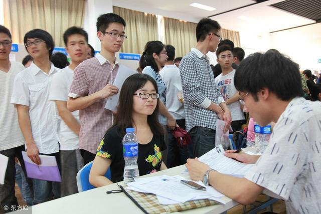 实习一个月300元实习8个月，老板和员工谈理想，该怎么去反驳？

