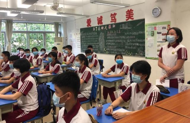家长质疑收费被班主任踢出群