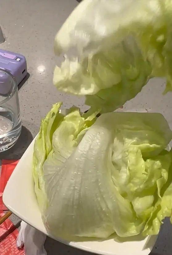 两片生菜卖8元？海底捞回应