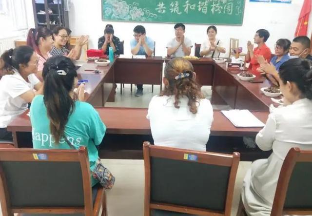 家委会提议收费，其他家长质疑却被班主任踢出群，教育局介入调查
