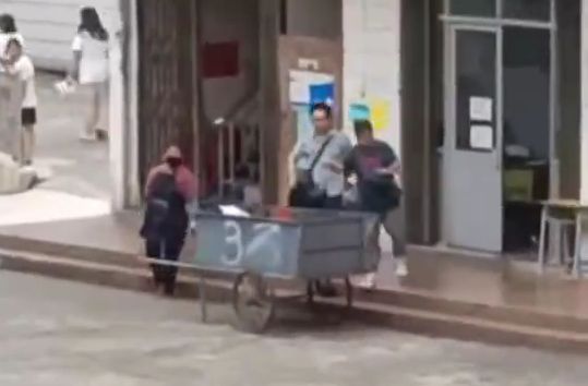 学生百余份外卖被扔？当地教育局回应