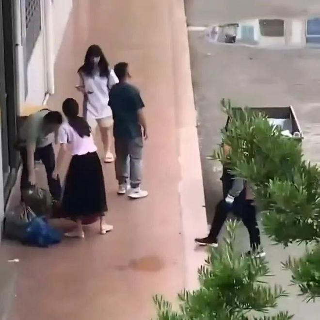 学生百余份外卖被扔？当地教育局回应