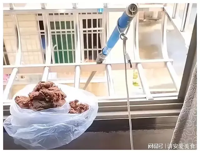 广东男子被洪水困在3楼家中，随后摆好鱼竿淡定钓鱼，还不忘打窝