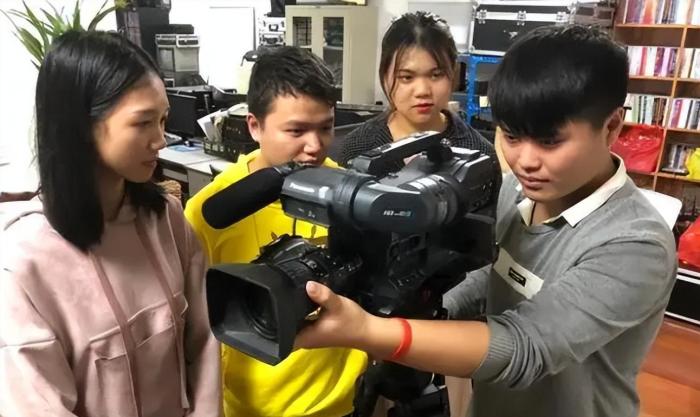 新闻学教授再怼张雪峰