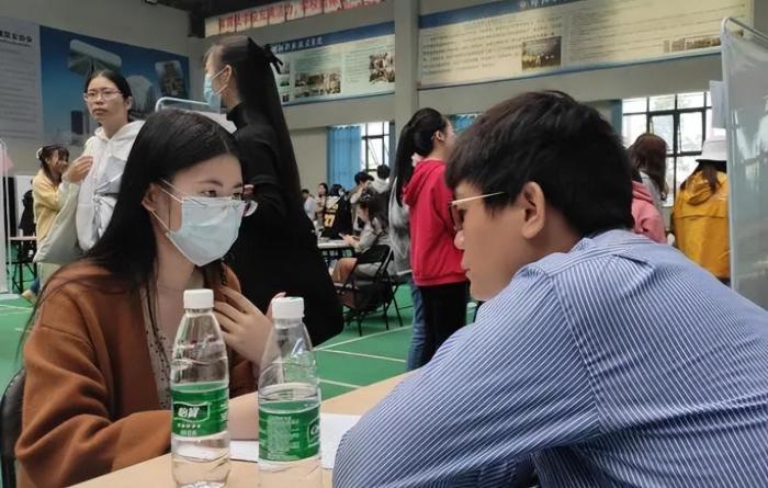 新闻学教授再怼张雪峰