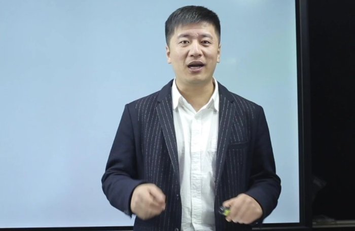 新闻学教授再怼张雪峰