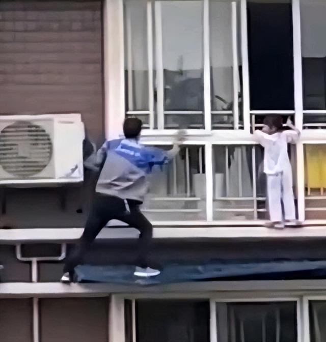 救人小哥获赠10万元及一套房
