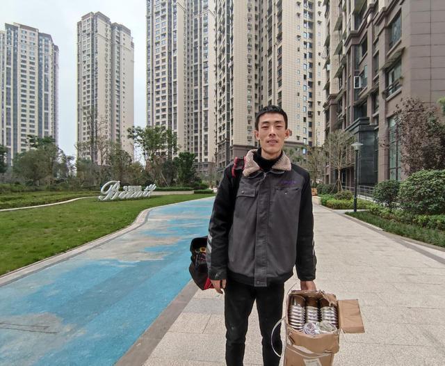 救人小哥获赠10万元及一套房