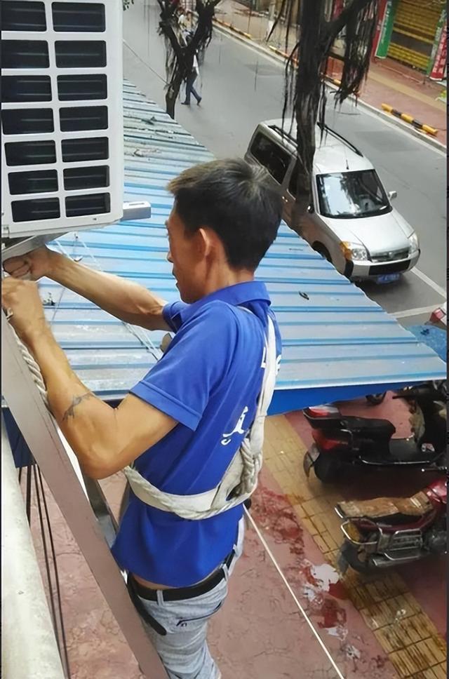 救人小哥获赠10万元及一套房