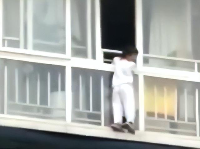 救人小哥获赠10万元及一套房