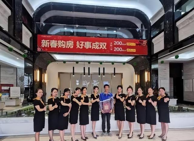 救人小哥获赠10万元及一套房