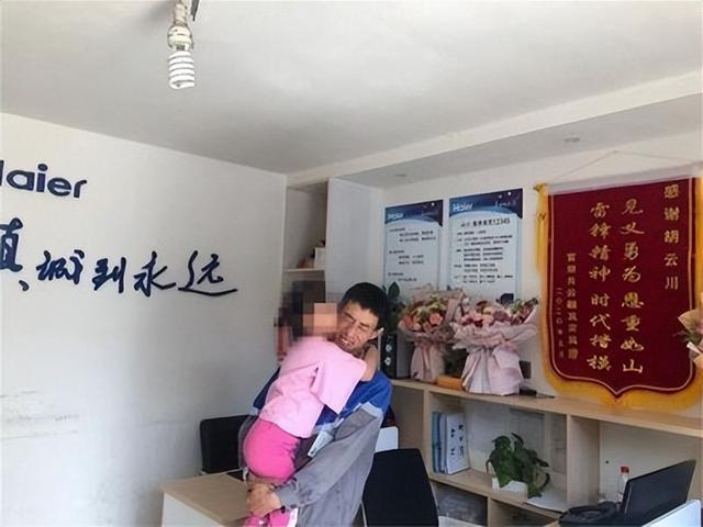 救人小哥获赠10万元及一套房