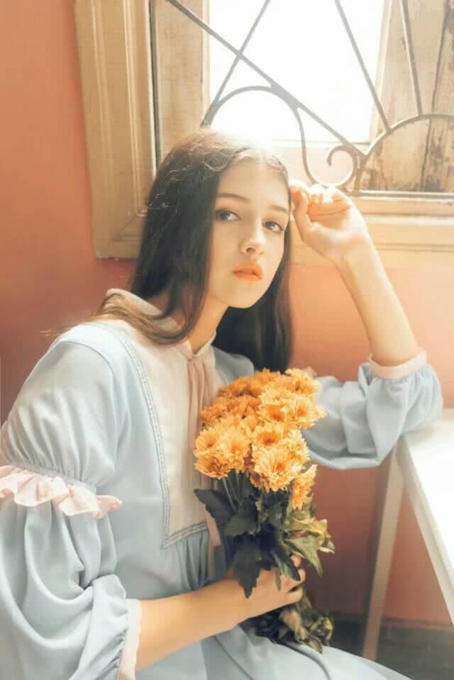 离婚多年前夫求复婚女子狂扇自己