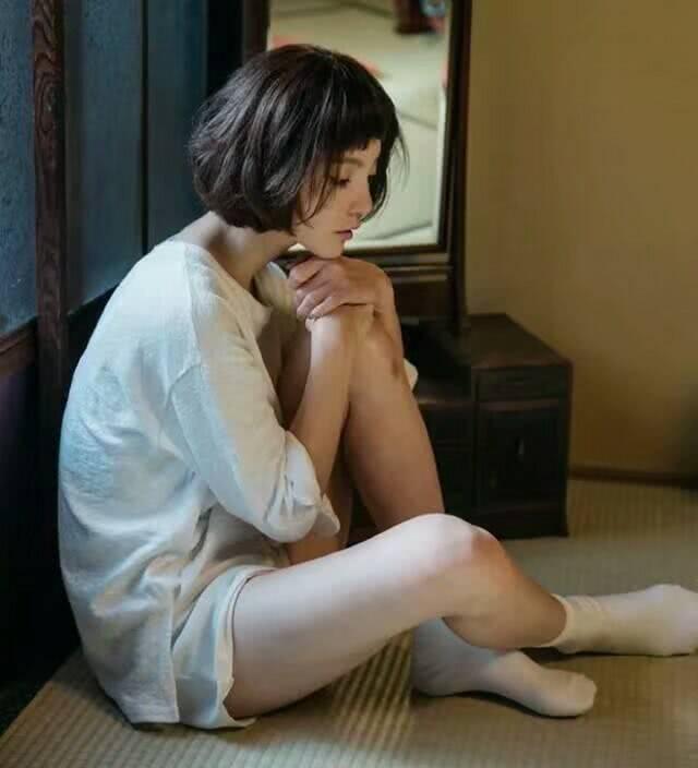 离婚多年前夫求复婚女子狂扇自己