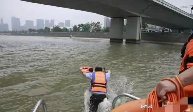 专访跳水救人外卖小哥