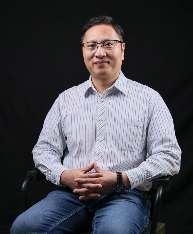 新闻学教授回怼张雪峰：别被他忽悠，害人不浅误导公众！
