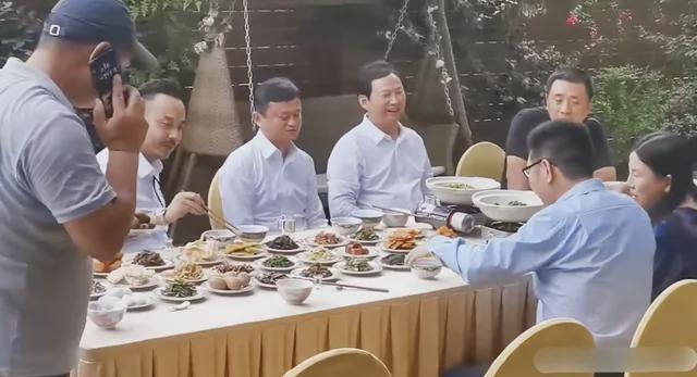 马云：现身宴会，身材发福变化大，开怀大笑心情好