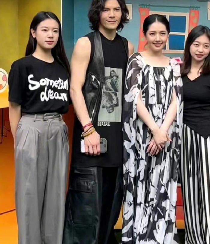 郭碧婷穿衣风格越来越像向太了…你别说，还真是这样！