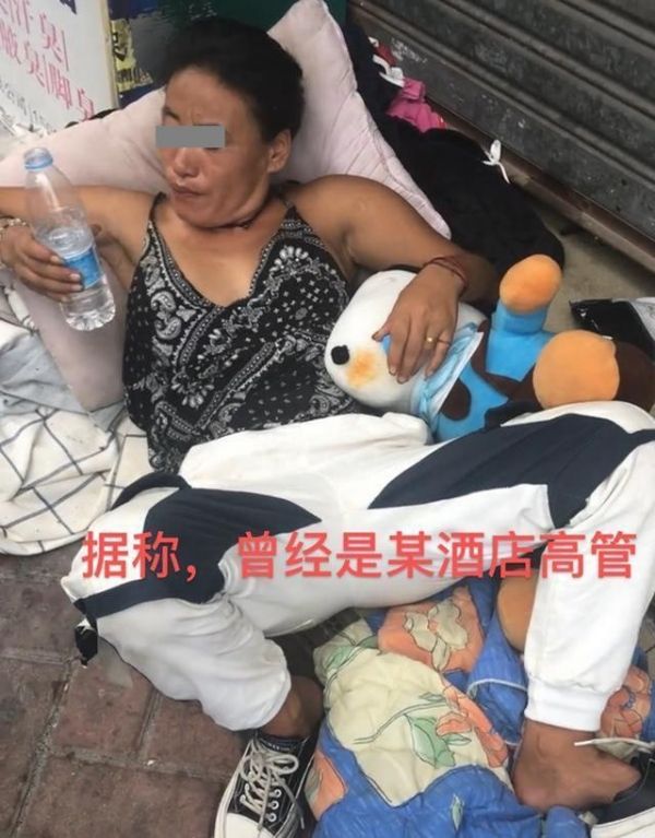 霸气女子流落街头，自称曾是酒店“大姐大”，网友：气势就不简单