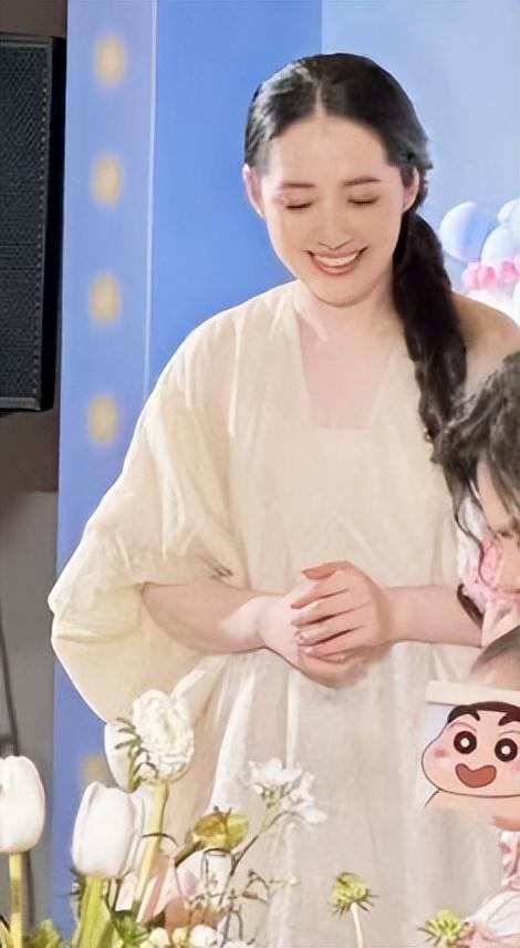 郭碧婷穿衣风格向太化