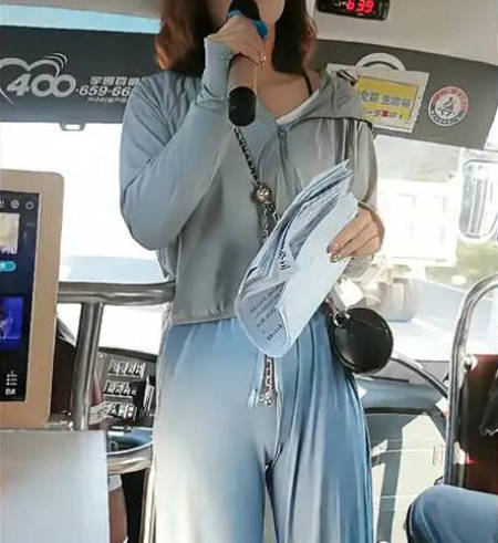 女导游穿紧身裤被质疑色情营销公司回应：外请导游已批评教育

