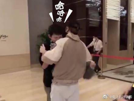 苏醒见完梅西偶遇来迟的薛之谦，炫耀完合影后哈哈大笑……
