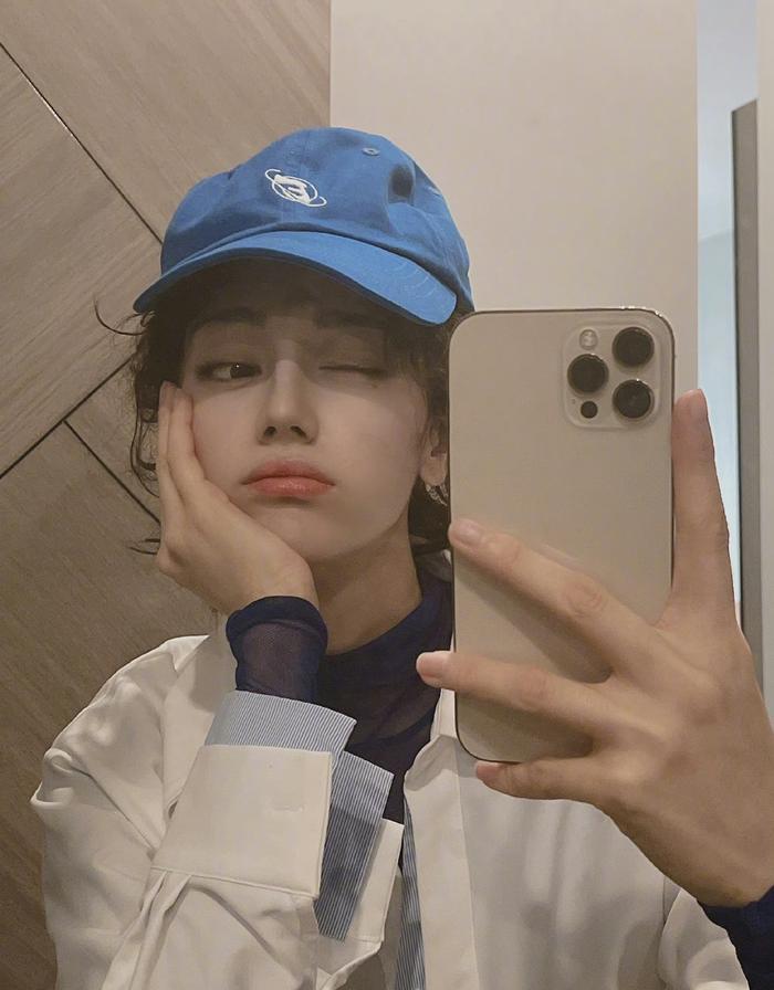 迪丽热巴真发了100多张自拍