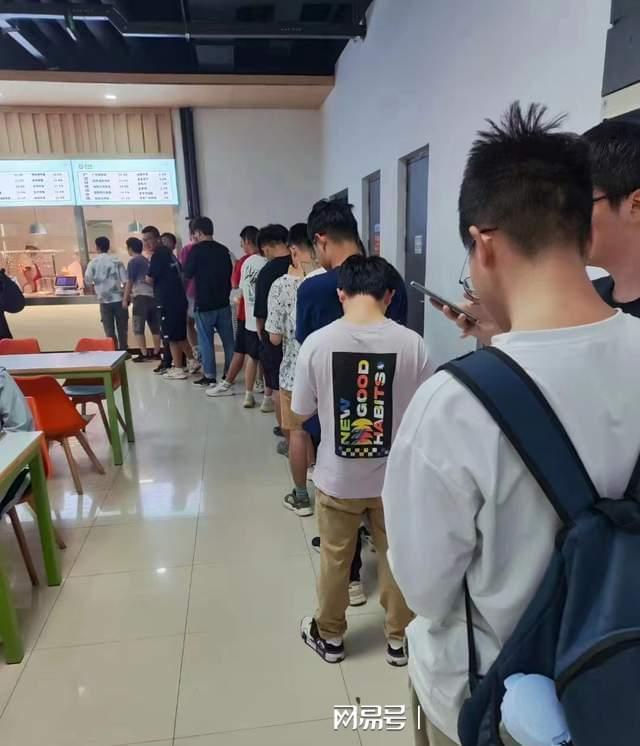 天津大学男生说猫屎很臭,遭女生烤鸭饭扣头,烤鸭饭排长队卖爆了