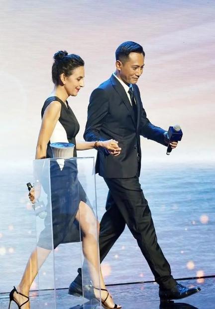 刘烨法国老婆难得亮相，穿开叉裙只矮半头，40岁皱纹明显很显老