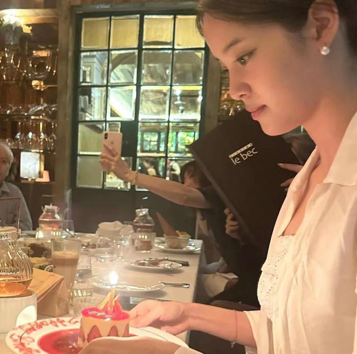 陈冠希ins晒欧阳娜娜侧脸照并祝她生日快乐……