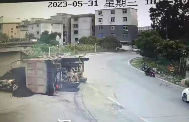 超载25倍滚烫沥青货车侧翻，过路母子被活活烫死，现场惨烈