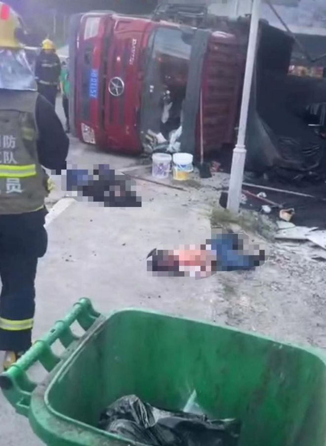 超载25倍滚烫沥青货车侧翻，过路母子被活活烫死，现场惨烈
