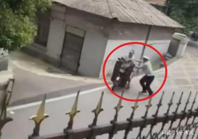 男子骑摩托车冲卡，辅警连推3次将其推下斜坡，涉事辅警已被辞退