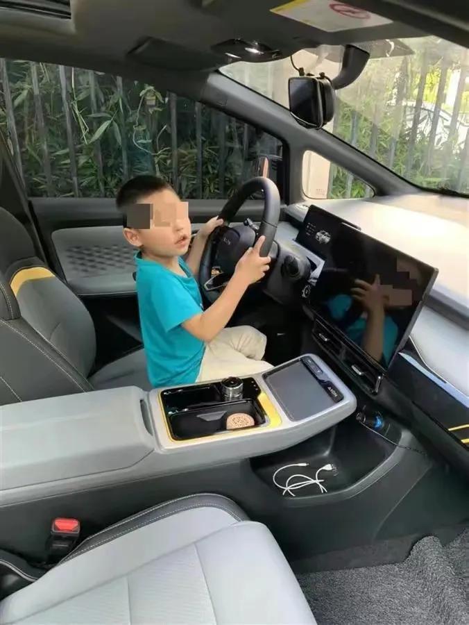 超载货车侧翻母子被埋压身亡