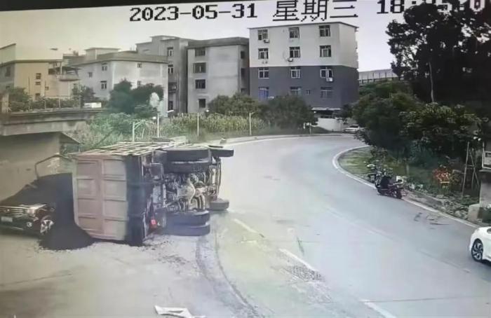 超载货车侧翻母子被埋压身亡