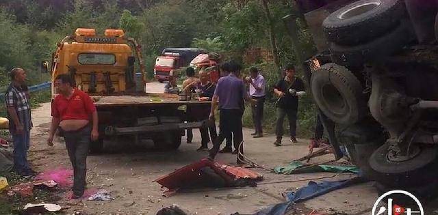 货车侧翻母子被埋压不幸身亡家属发声