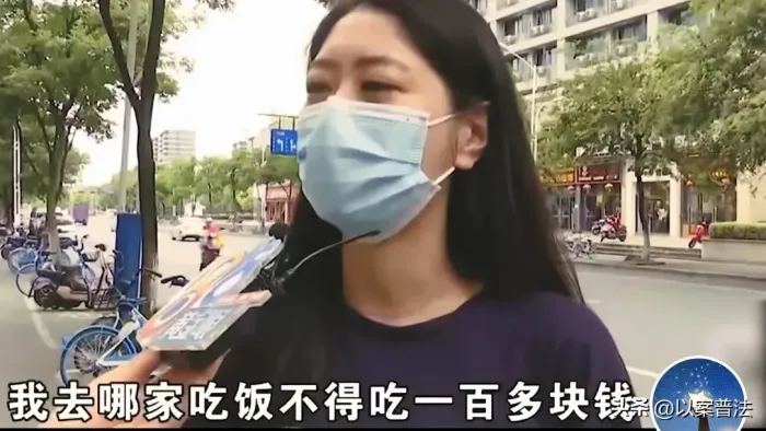 浙江杭州，一女子和朋友在门头上标着39元一位火锅店消费，不料在结账时才发现，两个人竟然消费了151元?