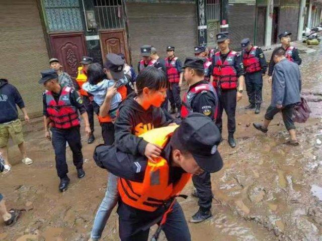 赶上了！昭通135名中考生证件被洪水冲走，民警5天紧急制证
