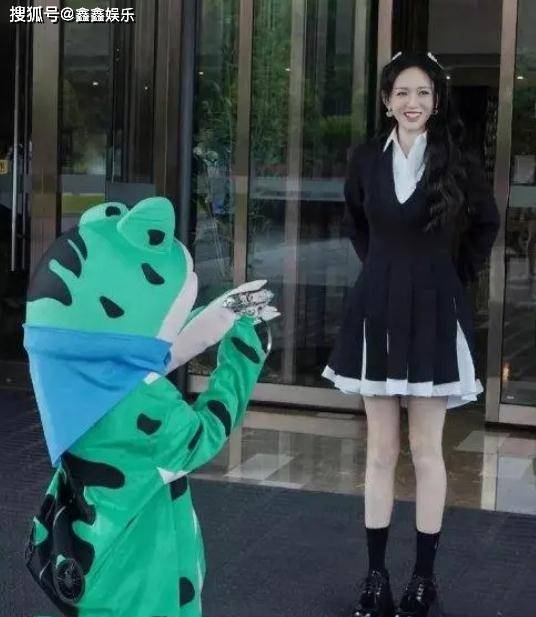陈乔恩在上班途中偶遇“青蛙”求婚！让人一秒梦回《王子变青蛙》

