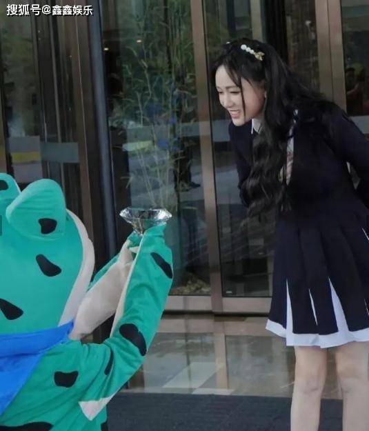 陈乔恩在上班途中偶遇“青蛙”求婚！让人一秒梦回《王子变青蛙》

