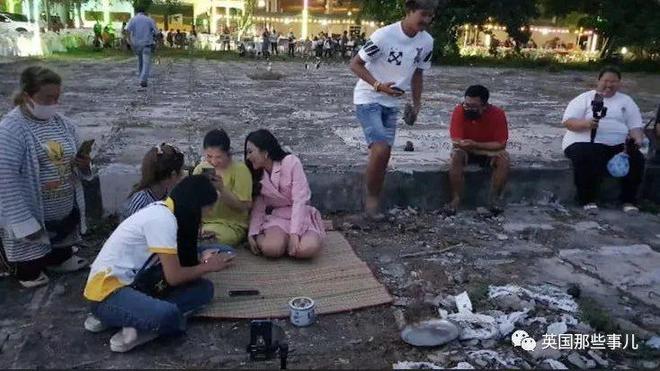 泰国男子喜中千万彩票大奖，在公墓摆200桌酒席，犒赏鬼魂？？