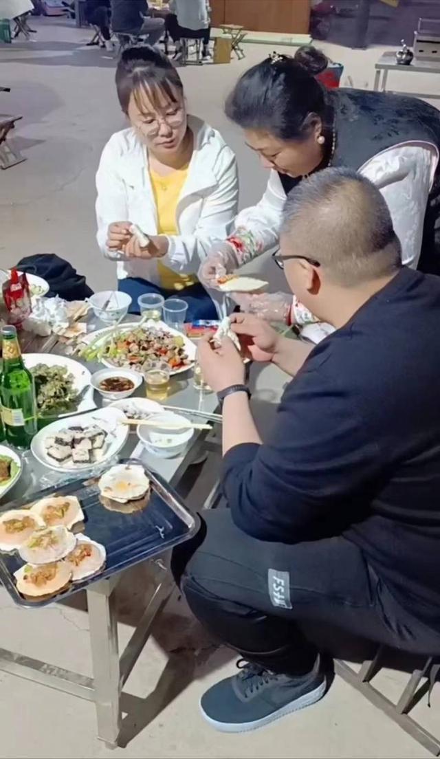 淄博烧烤：走红带来游客也带来压力 当地希望降降温