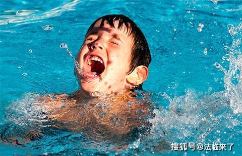 邻居好心帮忙接小孩，玩水时溺亡，邻居竟要担责？

