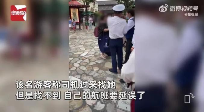 女子在上海迪士尼崩溃大哭，指责员工不近人情：在北京不会这样。网友：“这个锅北京人不背”