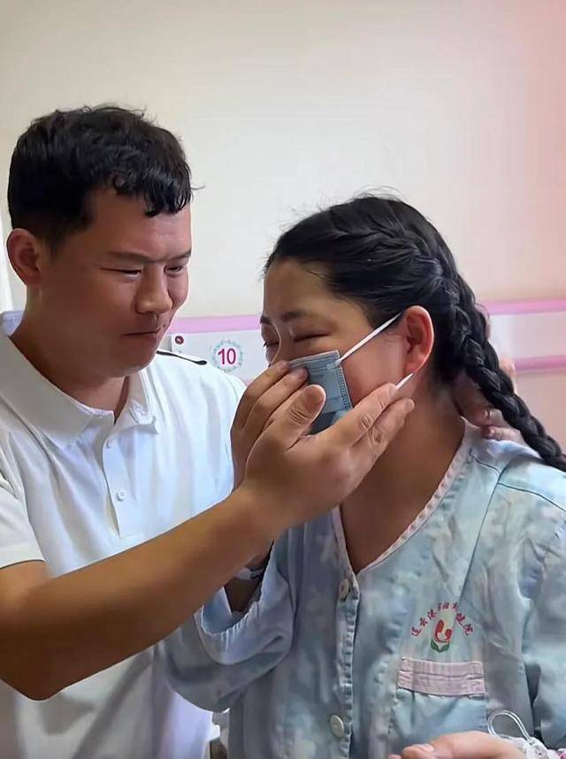 乡村小乔抱到女儿了