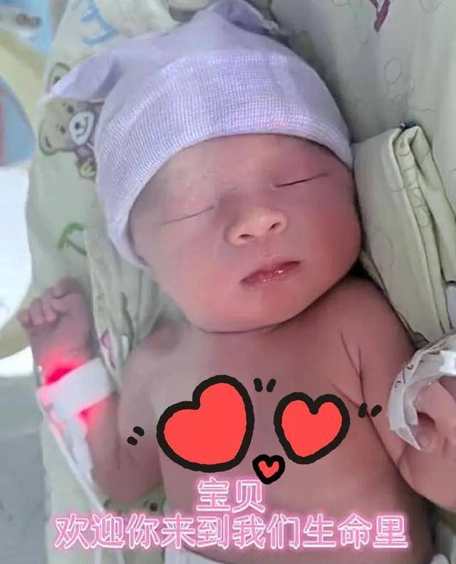 乡村小乔抱到女儿了
