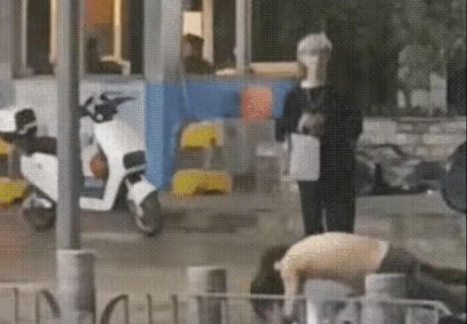 赤裸上身男子竟当街调戏女子，压在地上乱摸，治安人员却迟迟赶来