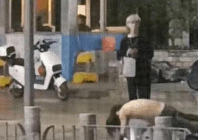 赤裸上身男子竟当街调戏女子，压在地上乱摸，治安人员却迟迟赶来